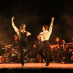 Miguel Ángel Berna junto a uno de los bailarines de su compañía