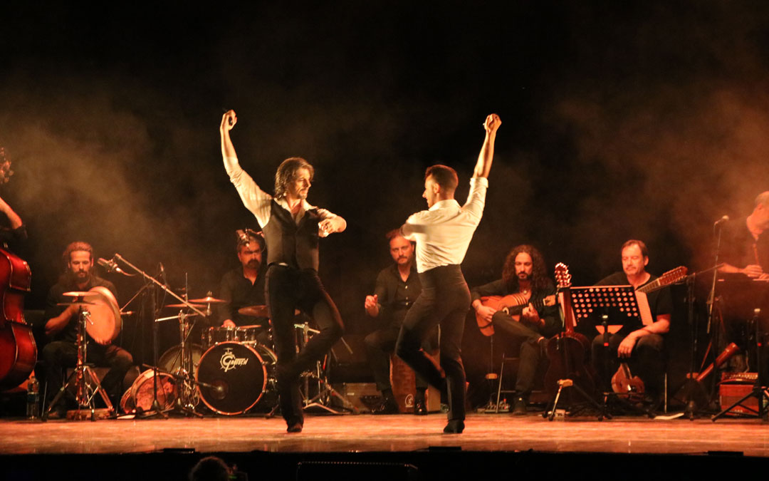 Miguel Ángel Berna junto a uno de los bailarines de su compañía