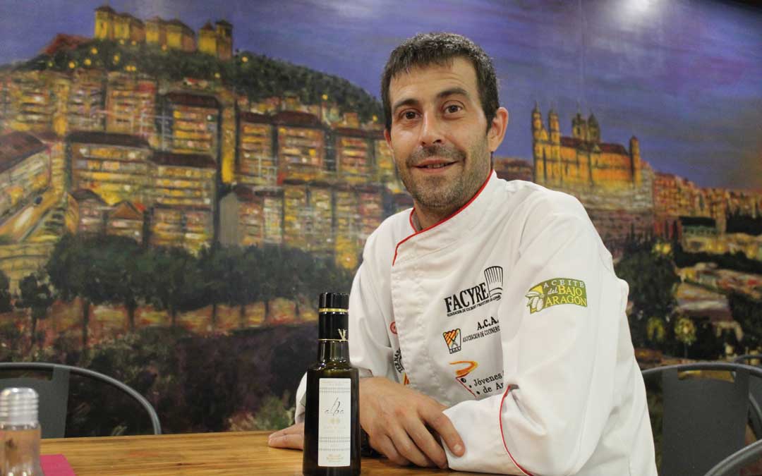 José Manuel Barrau, cocinero y empresario de hostelería, es un defensor del aceite D.O. Bajo Aragón. / B. Severino