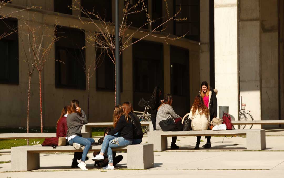 Jóvenes estudiantes universitarios