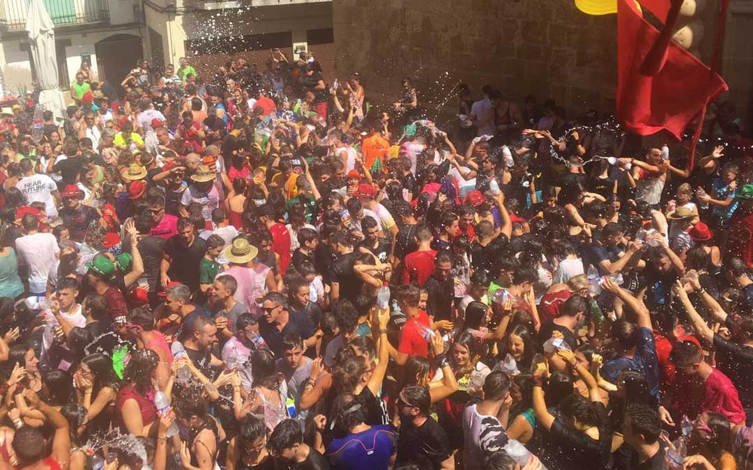 Plaza de Beceite en el momento de la gaseosada de inicio de fiestas. / J. De Luna