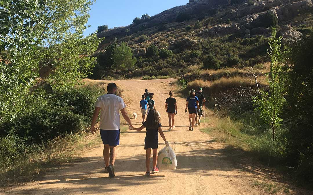 berge familia limpieza rio y pantano