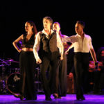 Miguel Ángel Berna junto a sus bailarines durante el espectáculo de ayer en Valderrobres