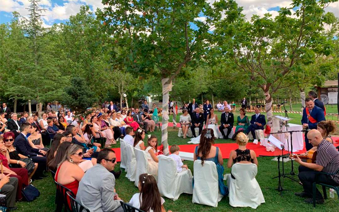 Los novios rodeados de sus amigos y familiares en la celebración de la ceremonia civil./ Ayuntamiento de Utrillas