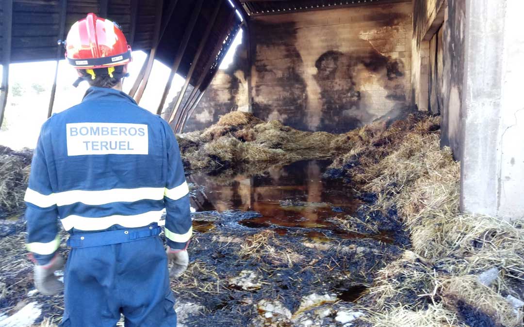 Un Bombero de la Diputación de Teruel trabajando en el incendio este martes por la mañana
