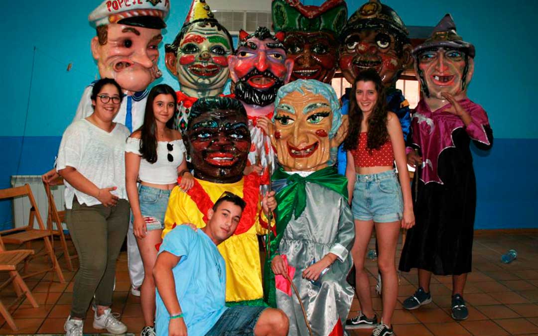 Cabezudos con peñistas jóvenes de la localidad.
