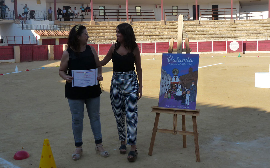 La alcañizana María Gasón durante la entra del premio junto a la concejal de Festejos del ayuntamiento de Calanda./ A.M.