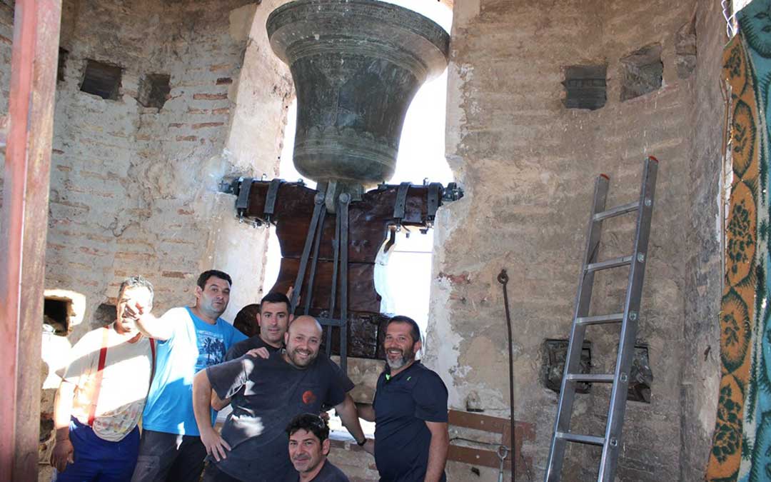 Algunos bandeadores de Alloza junto a la campana de la iglesia de la localidad. // Nicolás Bespín