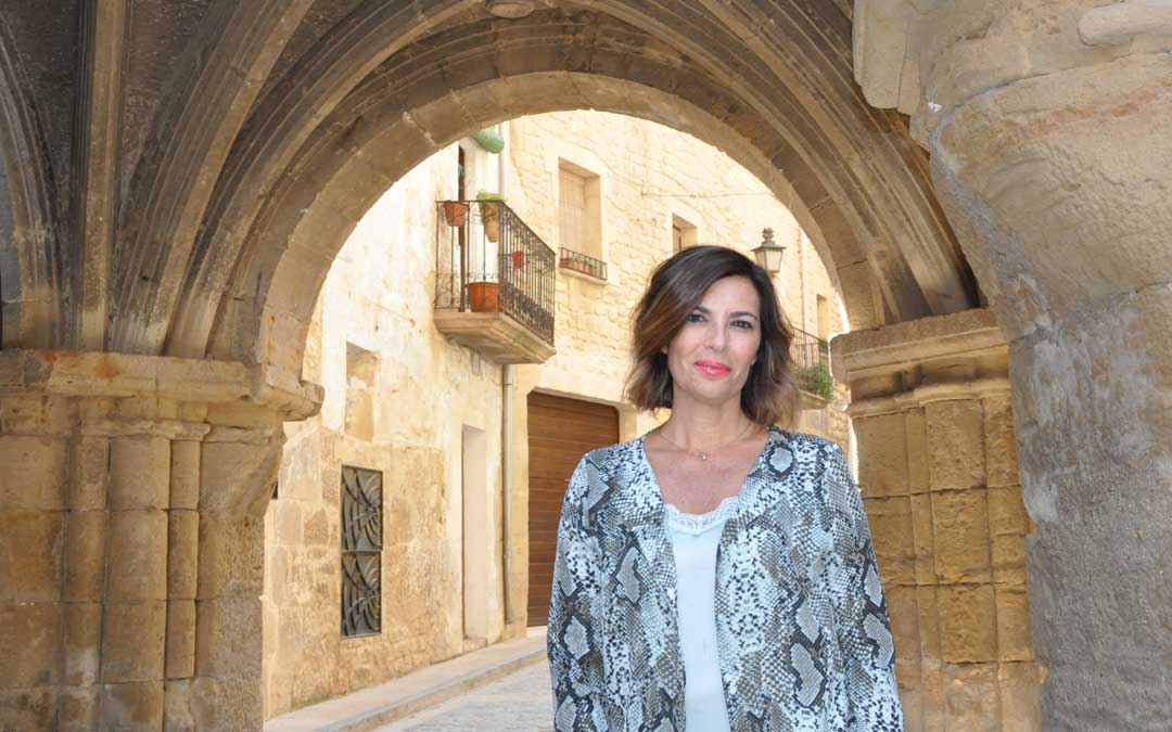 Carlota Núñez en el portal de San Antonio, uno de los rincones favoritos de Calaceite / Javier de Luna
