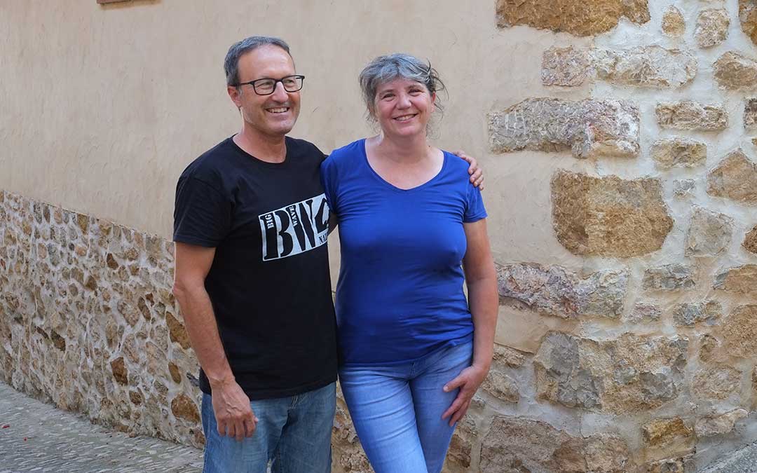 Rogelio Salesa y Carmen Olague a las puertas del multiservicio de Montoro./ Alicia Martín