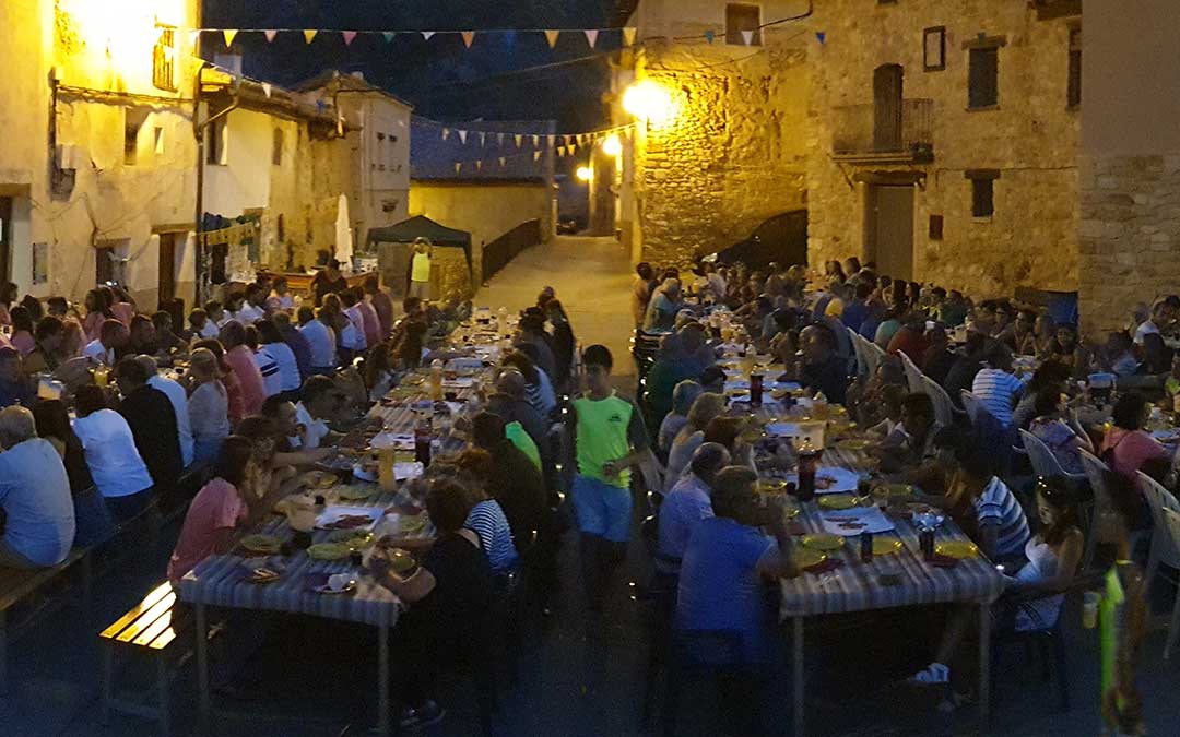 La cena popular congregó a cerca de doscientas personas, entre vecinos, descendientes y visitantes la noche del viernes./ Jordi Ramírez