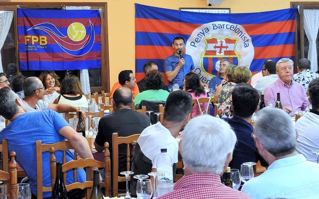 El exjugador del Barça deleitando con unas palabras durante la cena.