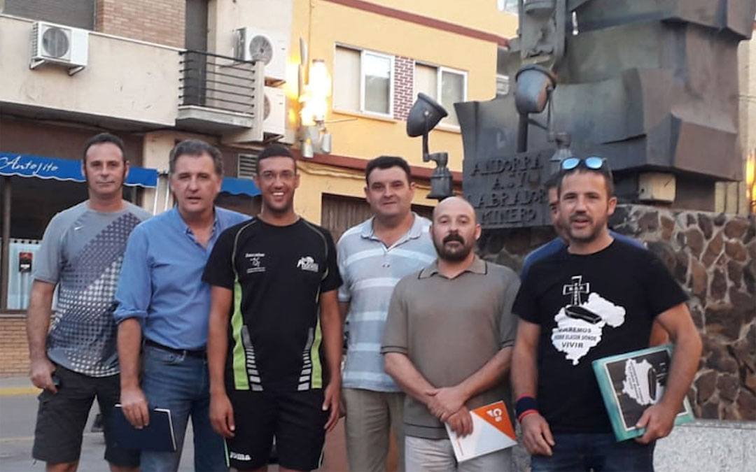 El diputado de C's por Teruel en el Congreso, Joaquín Moreno, junto a varios trabajadores de la Central de Andorra