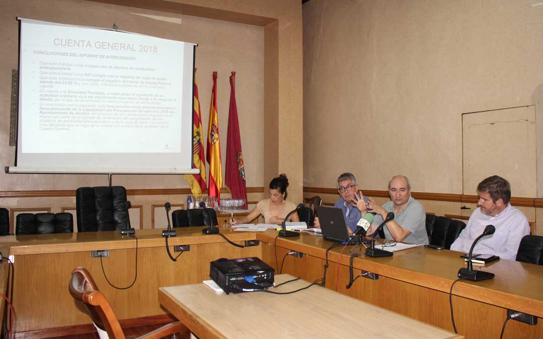 Rueda de prensa de la Cuenta General con los ediles Milián (IU), Lahoz (Cs), Baigorri (PSOE) y el alcalde Urquizu. Foto: L. Castel