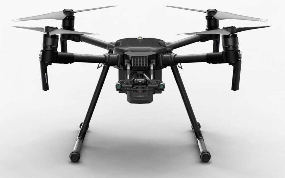 Según precisan fuentes de la DGT, el Matrice 200 que llegará a Aragón tiene instaladas dos cámaras y necesita a una pareja de operarios para su correcto manejo./ DJI.