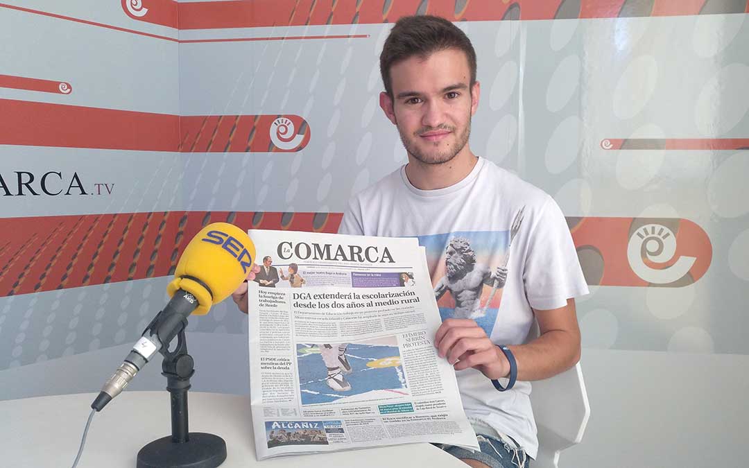 Eduard Peralta tras el repaso del periódico de La Comarca.