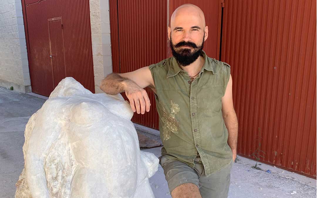 Jorge Egea en el CIDA de Albalate junto a su nuevo proyecto tallado en alabastro// Eduard Peralta
