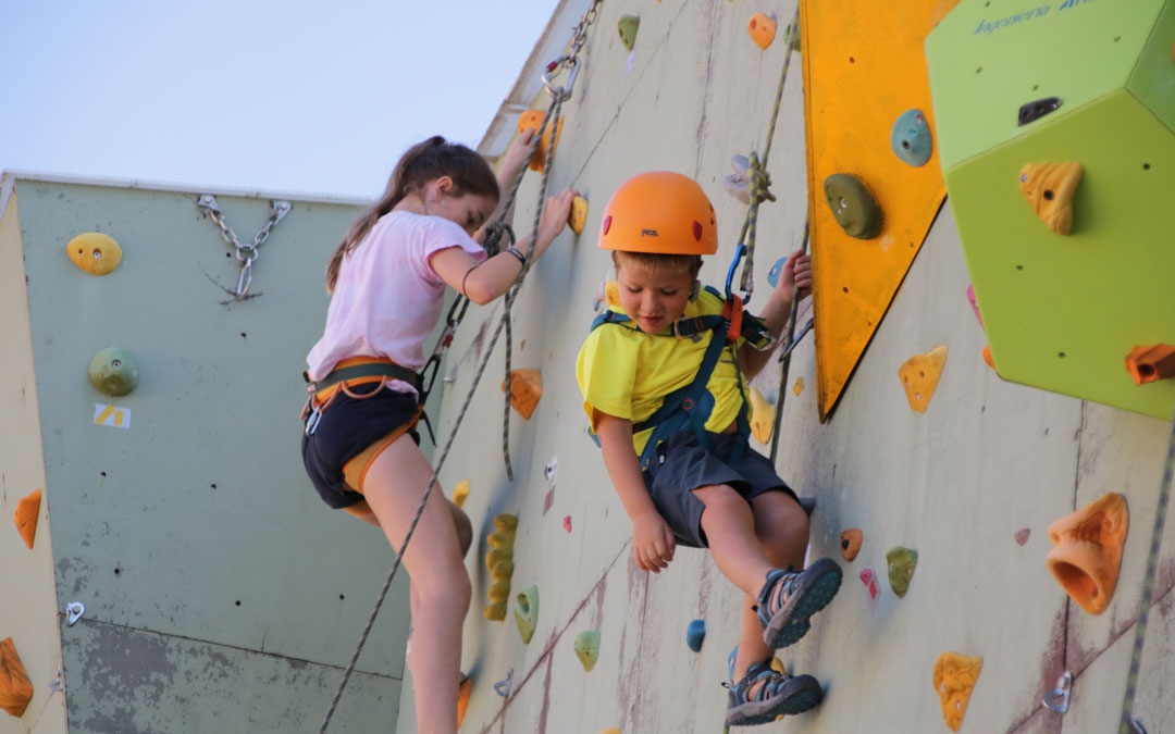 Los más pequeños dieron sus primeros en la escalada en el Molinos Roc.