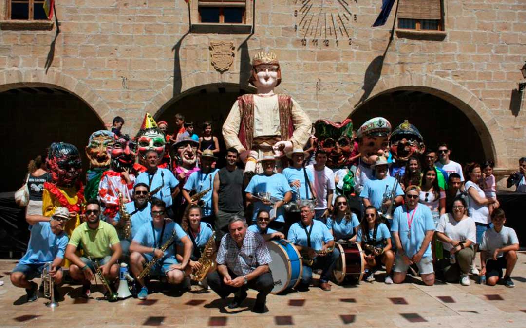 Peñistas y vecinos durante el chupinazo de comienzo de fiestas de San Roc.