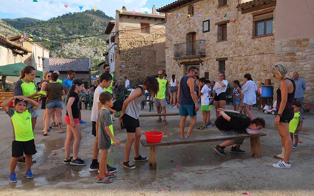 La tarde del sábado la plaza de Montoro de Mezquita se convirtió en un enorme patio de recreo en el que los más peuqeños disfrutaron de varias actividades./ Alicia Martín