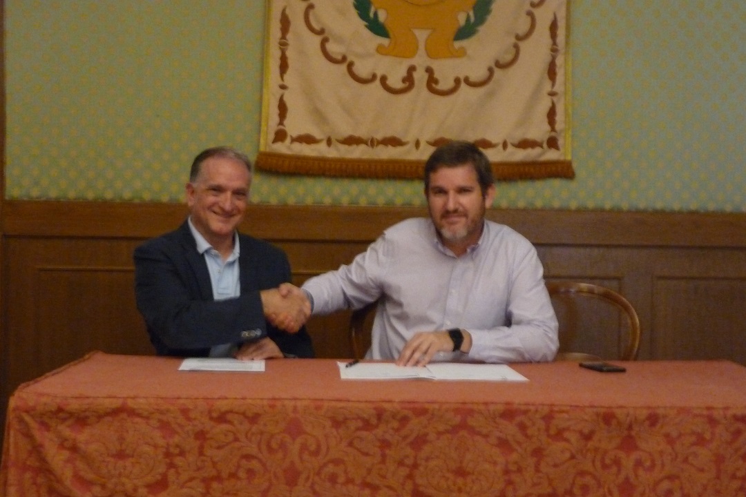 Miguel Tena, presidente de Assadic, e Ignacio Urquizu, alcalde de Alcañiz, firmando que convenio, esta mañana./ P.S.