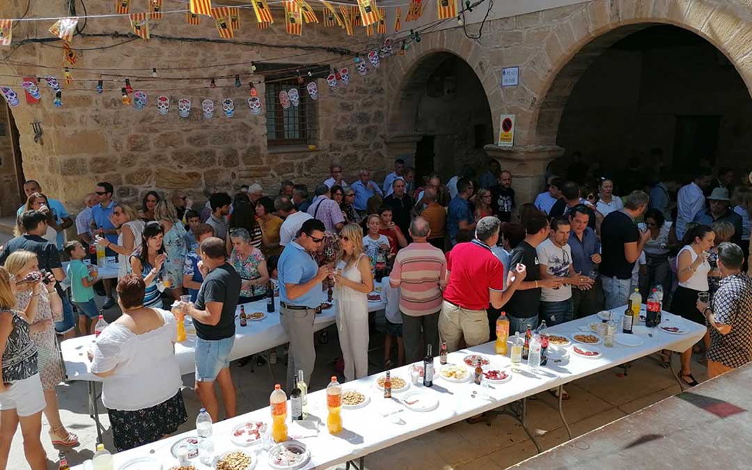 Degustación de un vino español en la plaza para todo el pueblo tras la misa solemne de las fiestas. / Ayuntamiento de Fórnoles