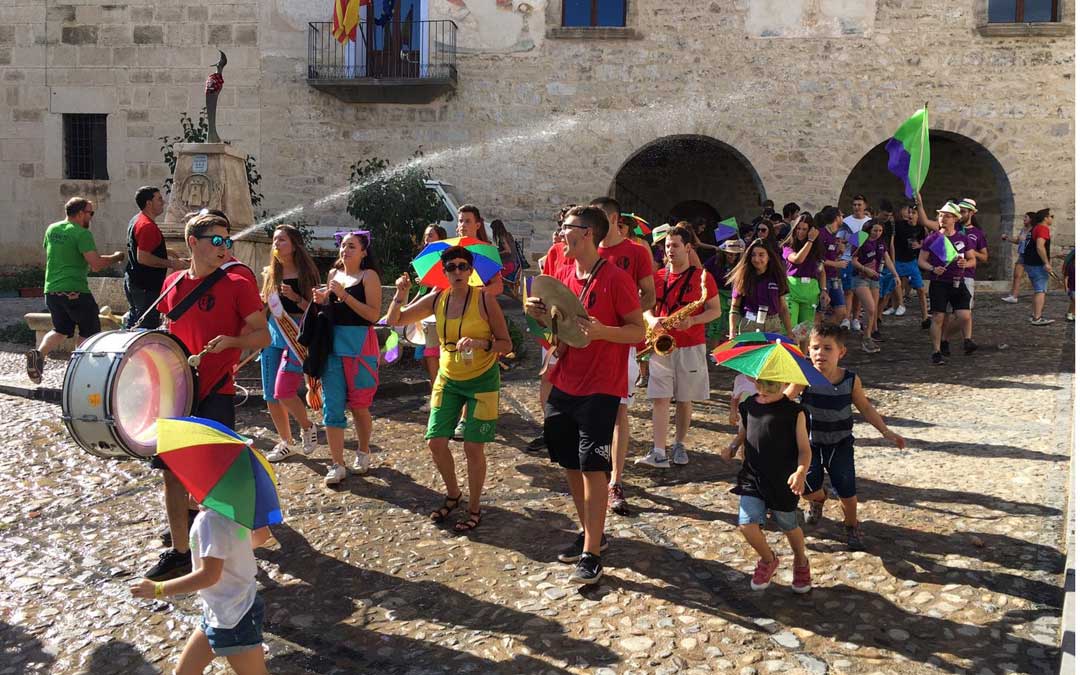 Refrescarse fue vital durante los días de las fiestas en Fortanete. // Javier Julve