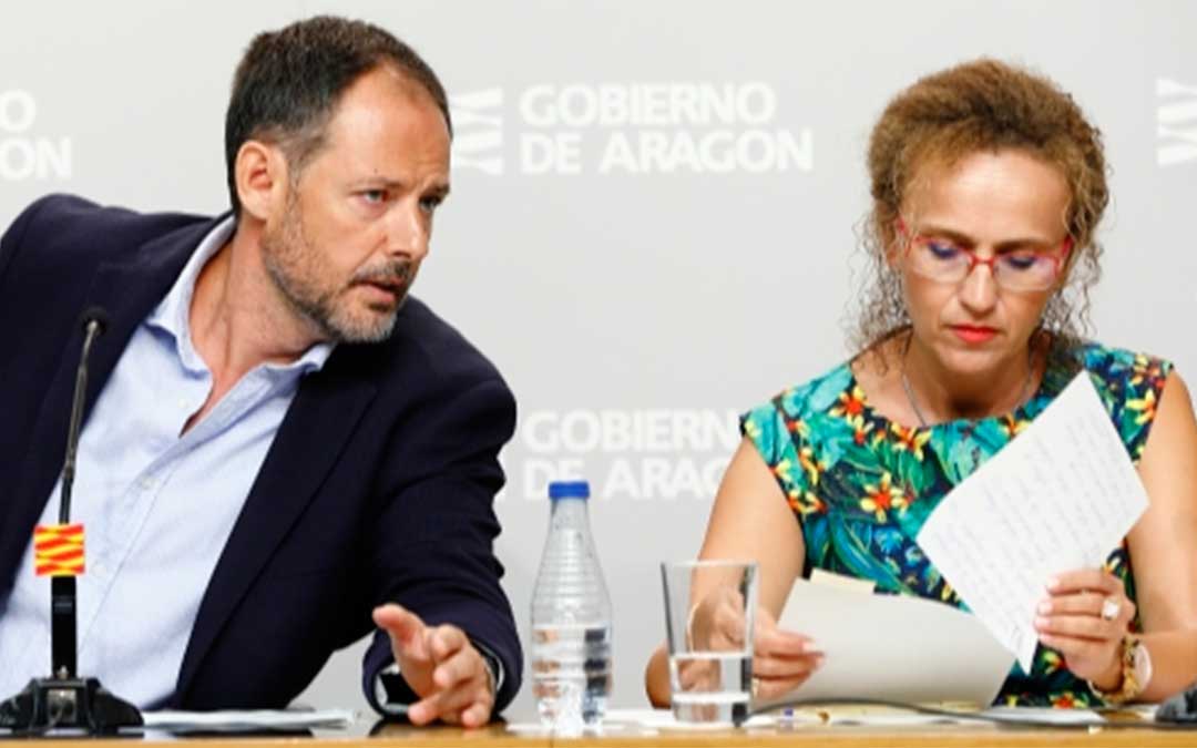 La SGT del Departamento de Educación, Cultura y Deporte, Estela Ferrer, y el director general de Innovación y Formación Profesional, Toni Martínez, presentan los principales datos sobre el inicio del curso escolar en Infantil y Primaria./ Gobierno de Aragón.