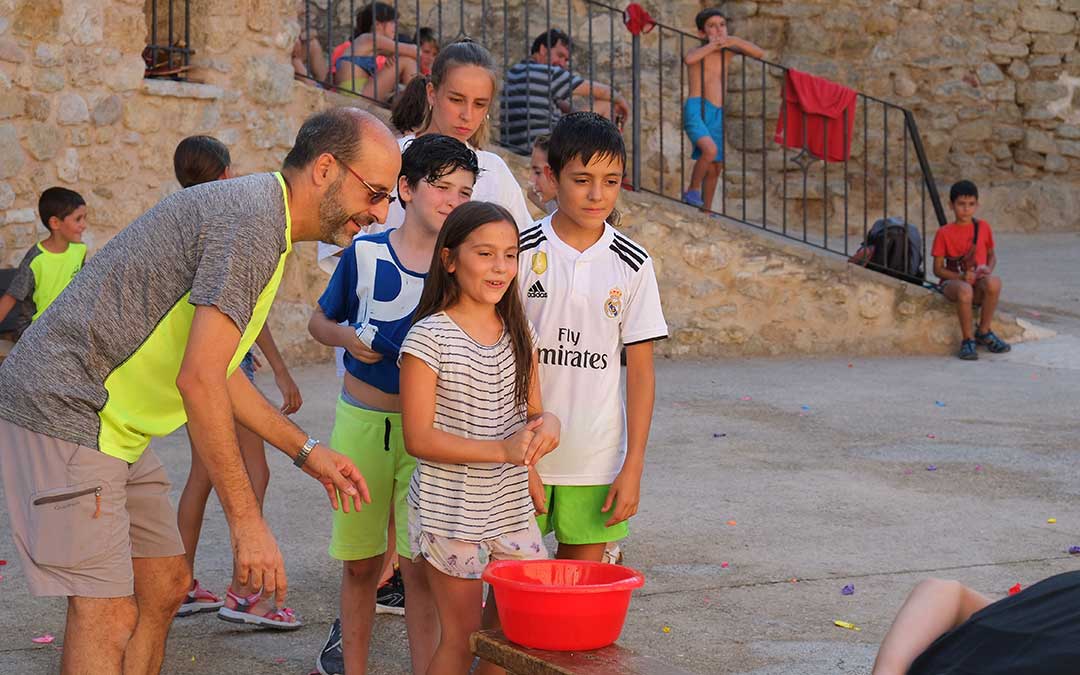 Capitaneados por varios adultos que les fueron enseñando una a una las pruebas, niños y niñas se divirtieron en la gymkana./ Alicia Martín