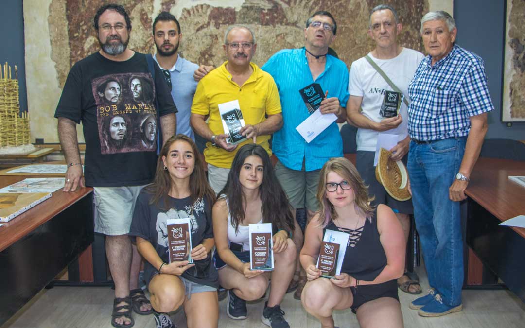 Jesús Arto, a la derecha, junto a los ganadores del concurso de pintura del año pasado, organización y representantes municipales. / Pepe Ubalde