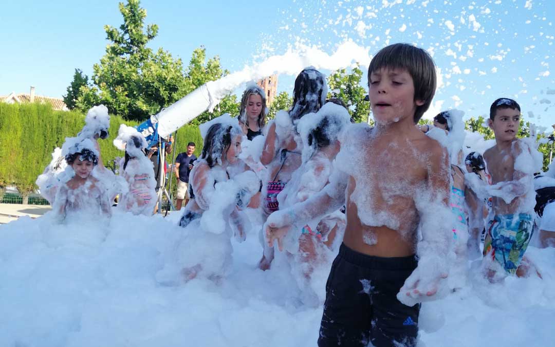 La fiesta de espuma del jueves por la tarde hizo las delicias de los más pequeños. / Lucía Peralta