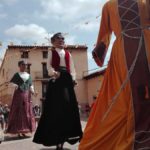 Algunos de los encargados de amenizar la primera jornada festiva de La Mata de Los Olmos fueron los cabezudos. / Lucía Peralta