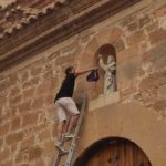 Uno de los actos más emotivos fue la colocación del pañuelo a San Bartolomé en la primera tarde festiva. / La Comarca