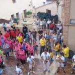 A pesar de la lluvia, los vecinos de La Mata de Los Olmos no fallaron a la cita inaugural de sus patronales. / Lucía Peralta