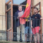 El pregonero fue Carlos Gil, el médico de la localidad desde 1991 hasta el año pasado. / La Comarca