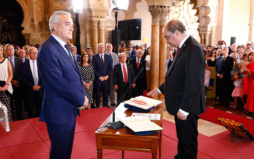 El presidente de Aragón, Javier Lambán, prometiendo el cargo en la Salón Santa Isabel del Palacio de la Aljafería