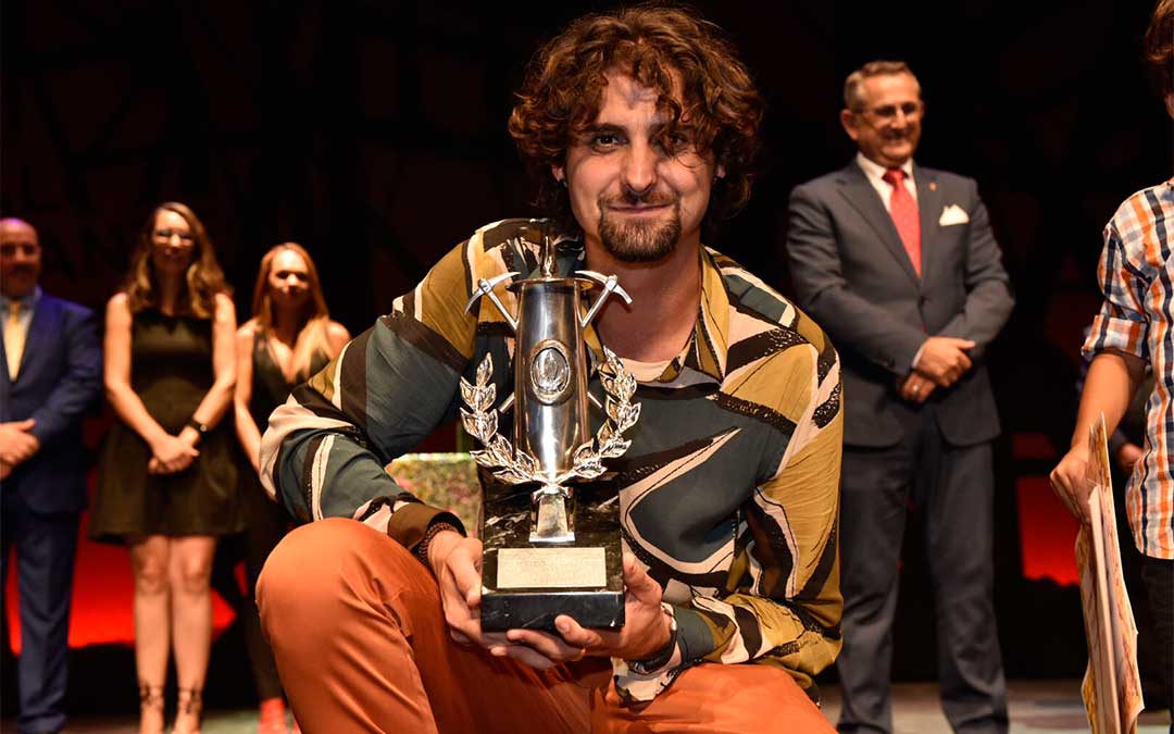 Matías López Expósito con el máximo galardón del Festival Internacional del Cante de las Minas./ Festival Internacional del Cante de las Minas.