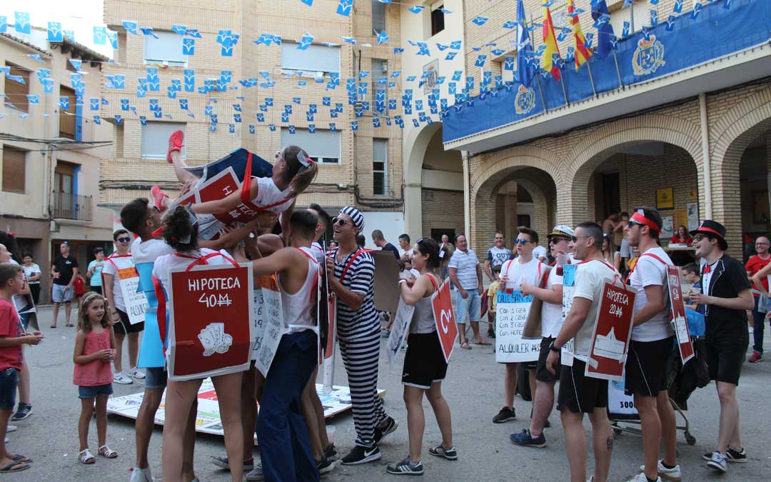 El juego del 'Monopoli' en vivo y en directo en el desfile de carrozas. / B. Severino