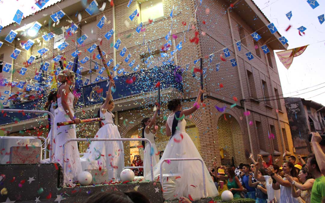 La carroza de las Mozas para cerrar el desfile. / B. Severino