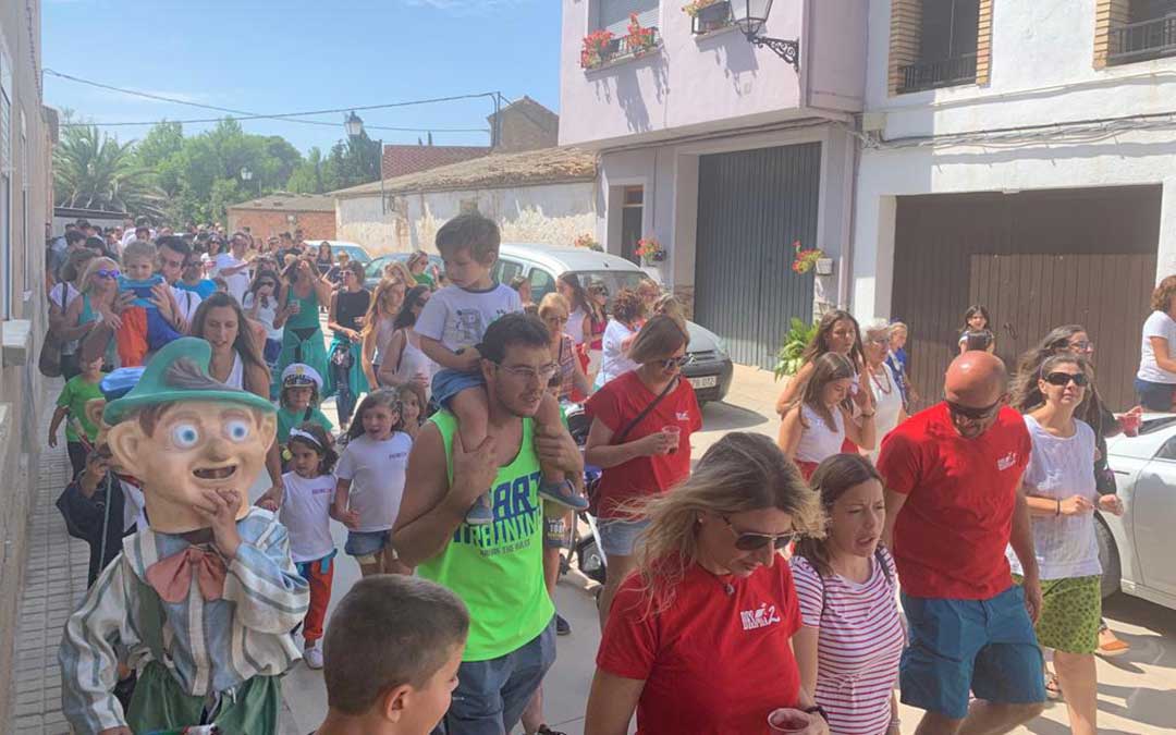 Pasacalles de fiestas en La Puebla de Híjar tras el pregón. / E. Peralta