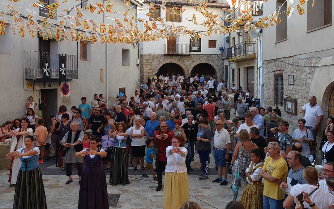 Gran ambiente el sábado en la plaza de la localidad, hasta la que acudieron muchos vecinos./ Asoc. Cultural Tarayola