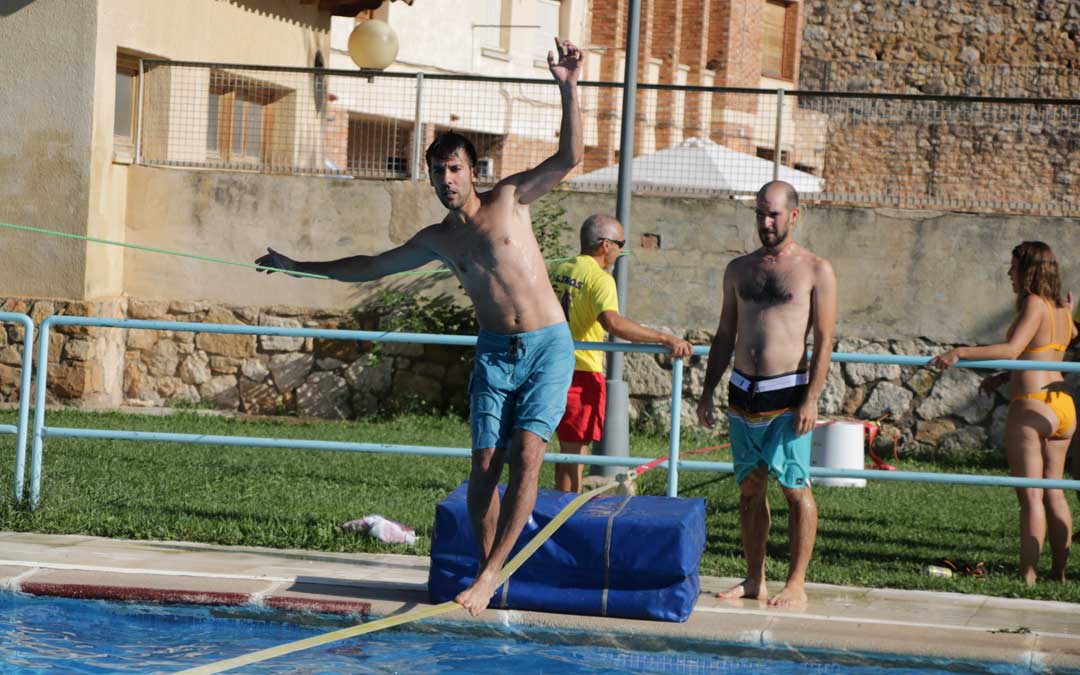 El slackline puso a prueba el equilibrio de los vecinos y visitantes de Molinos en la piscina