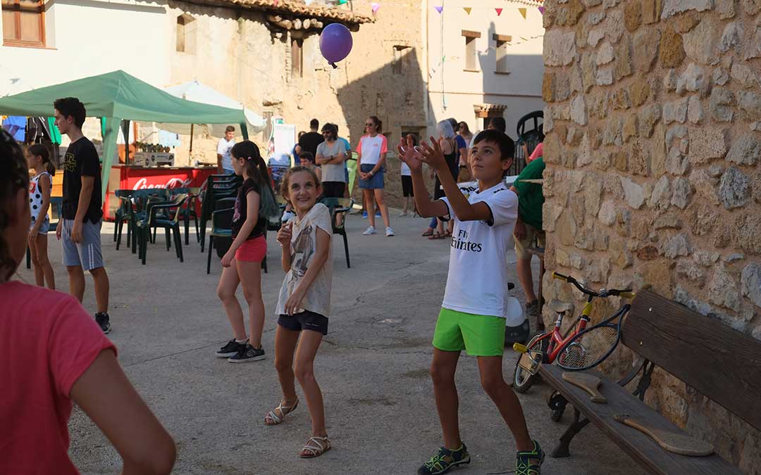 Niños de todas las edades pasaron una excelente tarde en la que no faltaron los globos de agua./ Alicia Martín