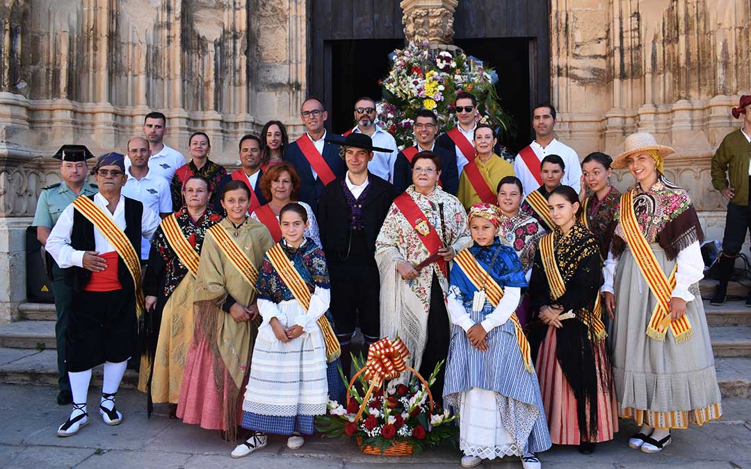 p Caspolinas y Caspolinos Mayores e Infantiles de 2019, los pregoneros (Club Ciclista Caspolino), fuerzas de seguridad, y miembros de la corporación durante la Ofrenda de Flores el jueves por la mañana.