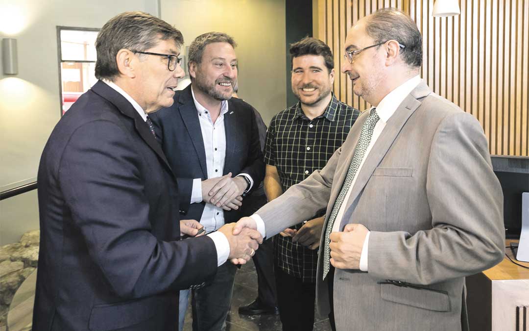 Arturo Aliaga (PAR), José Luis Soro (CHA), Nacho Escartín (Podemos-Equo) y Javier Lambán (PSOE) han firmado este jueves las 132 medidas del Acuerdo de Investidura y Gobernabilidad para la X legislatura en Aragón. Foto: José Miguel Marco / Heraldo