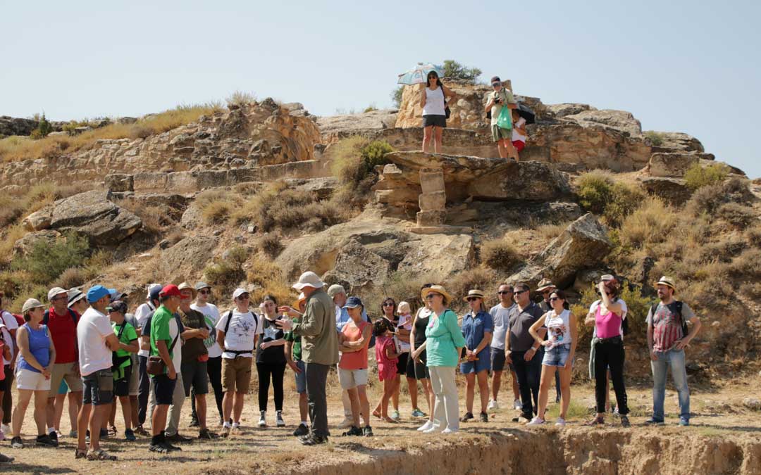 Los visitantes se dividieron en dos grupos y visitaron cada uno de los puntos de interés del yacimiento