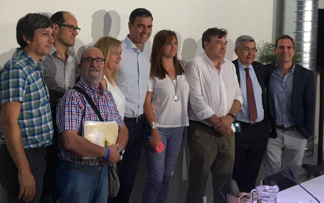 El presidente en funciones, Pedro Sánchez, junto con miembros de Teruel Existe, Apadrina un Olivo, la Red SSPA, Soria Ya y otras entidades este martes