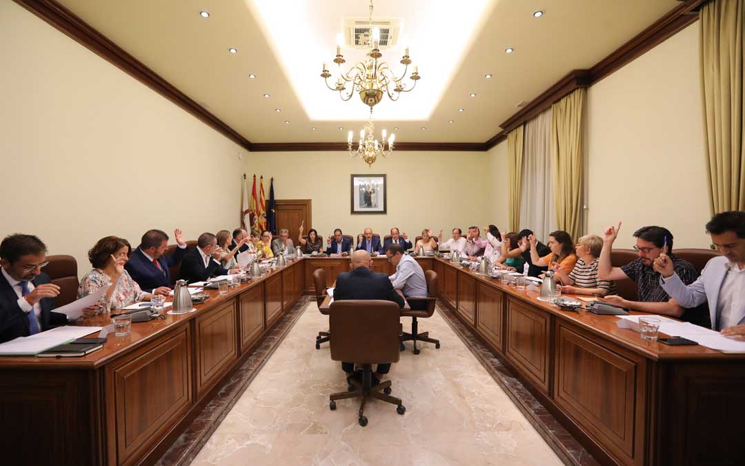 Todos los diputados que conforman la Diputación de Teruel. Foto: Javier Escriche / Heraldo
