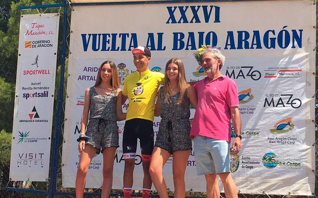 El ciclista balear Francesc Barber luce el maillot amarillo en el podio de Fabara