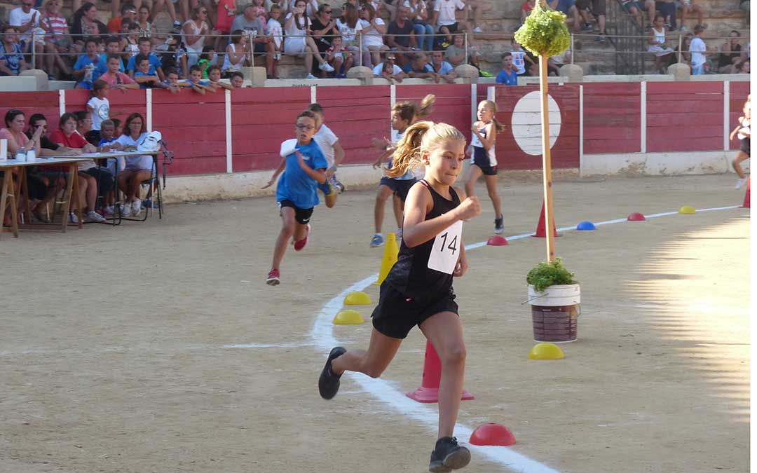 Una de las múchas jóvenes que se animaron a pisar la arena de Calanda./ A.M.
